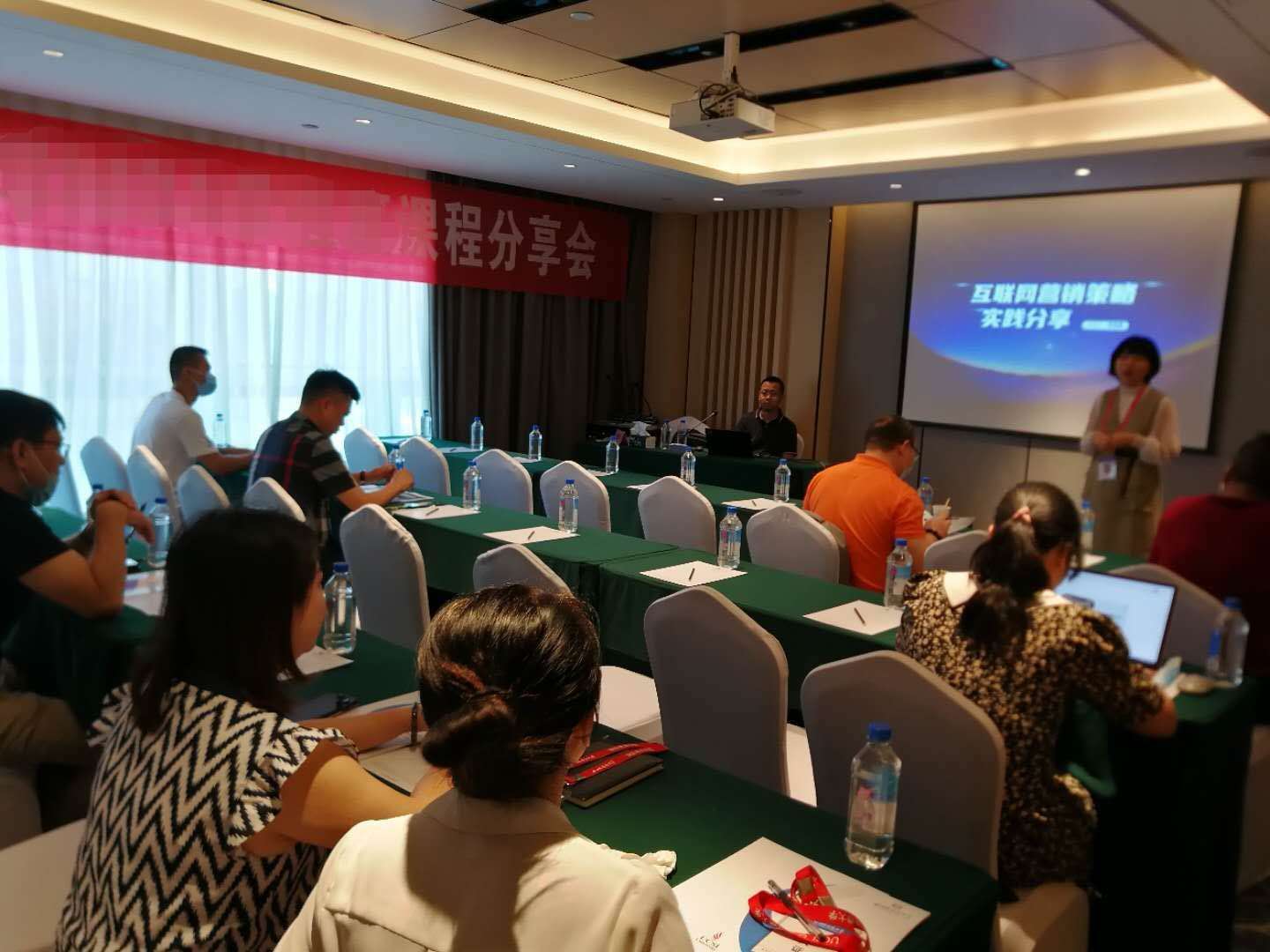 【授課動(dòng)態(tài)】品牌提升與新媒體營(yíng)銷專家宗冀鵬老師為重慶企業(yè)家講授《互聯(lián)網(wǎng)營(yíng)銷》課程